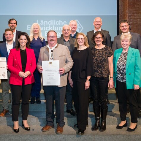 Gruppenbild der Preisträger bei der Verleihung des Staatspreises 2023 für Dorferneuerung und Baukultur