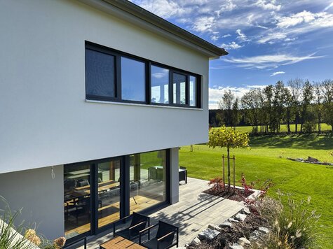 Haus SMS von der Gartenseite mit Fensterband und Terrasse