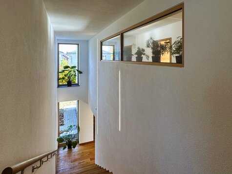 Treppenhaus im Haus SMS mit Durchblick und Innenfenster