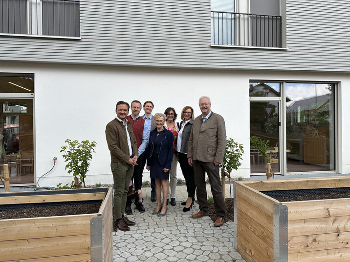 Personengruppe vor dem neuen Kindergarten in Warmisried