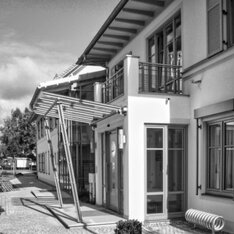 Rathaus Salgen: moderner Anbau mit Vordach und Glasfassade, Schwarzweißaufnahme